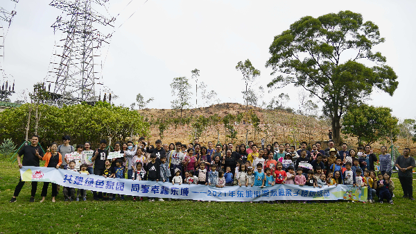 東城街道婦聯(lián)15：東城街道：東城開展2021年家庭親子植樹活動(3).jpg