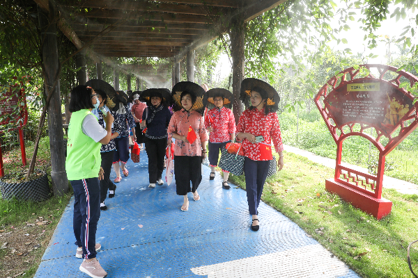 東城街道婦聯(lián)19：“學(xué)黨史、聽故事、忙春耕”(9).jpg