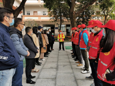 市醫(yī)保局抗疫工作隊第一隊與第二隊進(jìn)行交接，溫武恒領(lǐng)隊勉勵隊員扎實開展抗疫工作