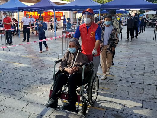 在廈崗復興路核酸檢驗點.一名婦女推著一名行動不便的老人，后面還跟住2名幼小的兒童，裁剪_結(jié)果.jpg