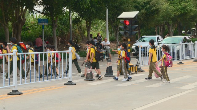 0507廣場(chǎng)南路設(shè)置道路中央隔離護(hù)欄_2022-05-07_15-15-26.jpg