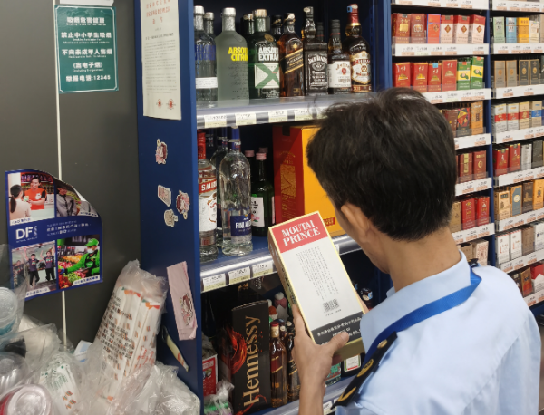 09圖為檢查學(xué)校周邊食品店是否落實嚴禁向未成年人銷售酒類食品規(guī)定.jpg