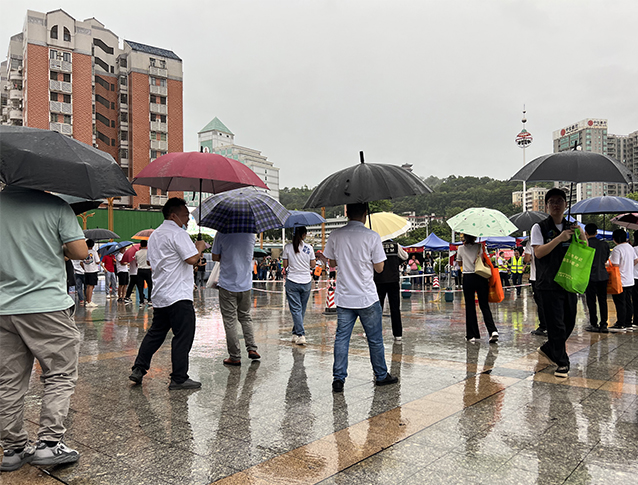 0617鳳崗鎮(zhèn)舉行“親民”安全宣傳咨詢?nèi)栈顒?dòng)（圖1） 拷貝.jpg