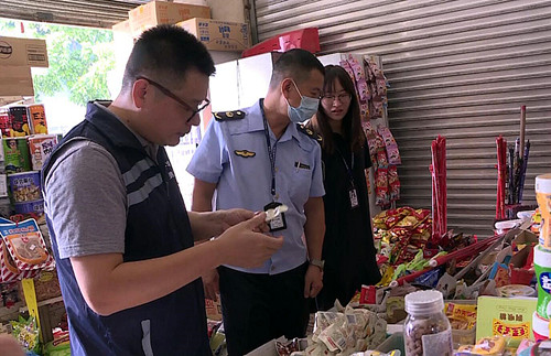 緊抓食品安全不放松 望牛墩鎮(zhèn)開展校園周邊食品安全節(jié)前聯(lián)合檢查.jpg